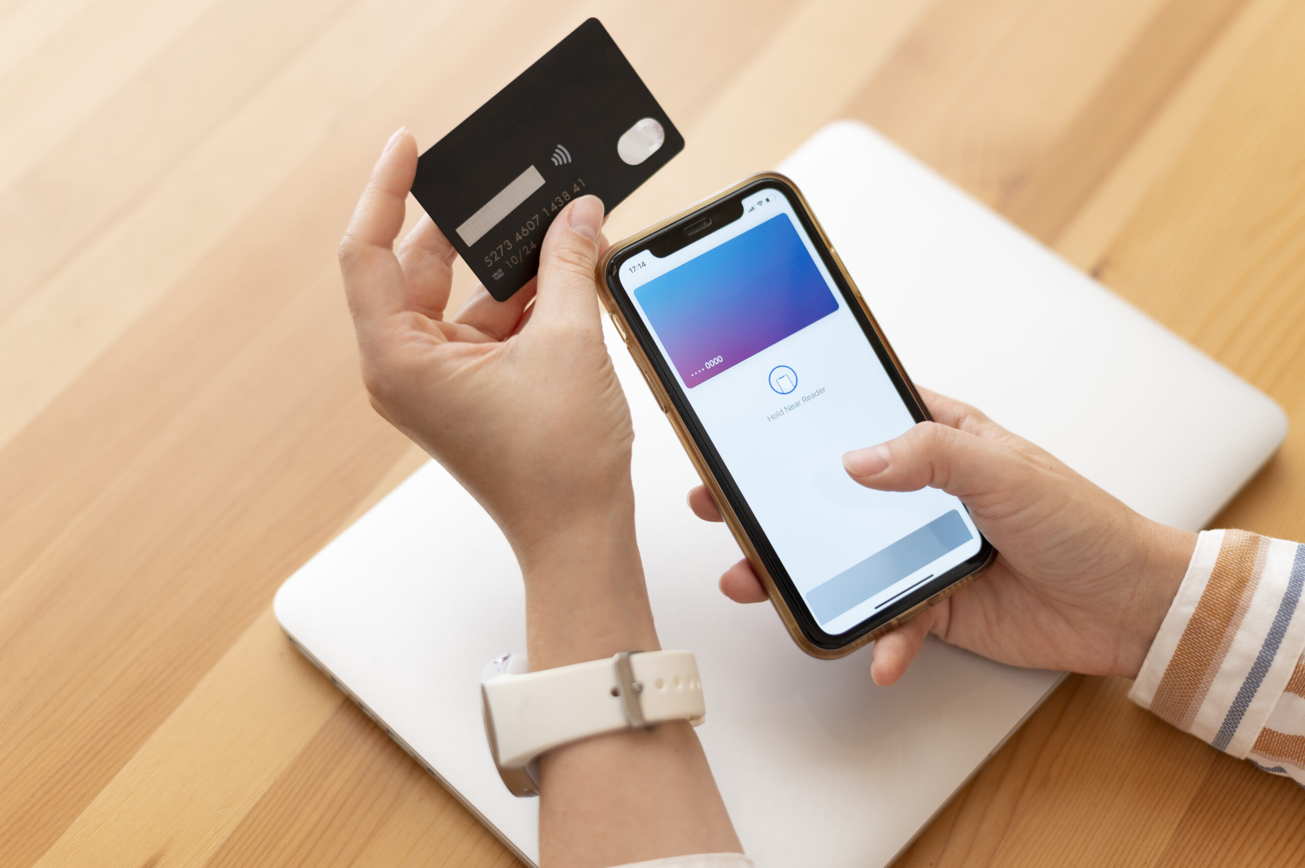 personne-payant-avec-son-application-portefeuille-pour-smartphone
